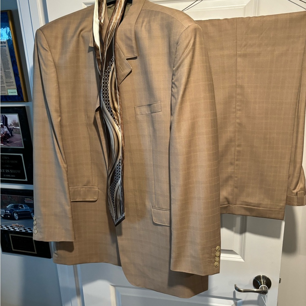 Men’s 48L Tan Two Piece Suite (New Without Tags)